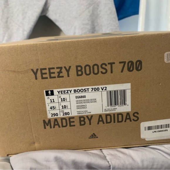 Yeezy Boost 700 V2 Geode - Picture 11 of 12